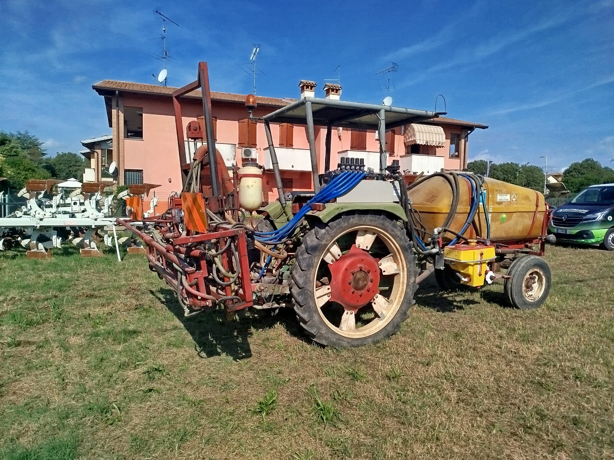 Fendt Xylon con botte del diserbo